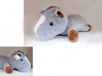 им Лошадь арт. YE25718-1-2 Серая лежит, с пледом 110*180 см в пак.)